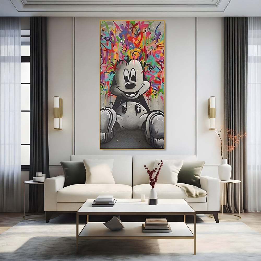 Tablou canvas cu tablou canvas cu mickey mouse colorat, in rama de aluminiu auriu, pe perete intr-un living